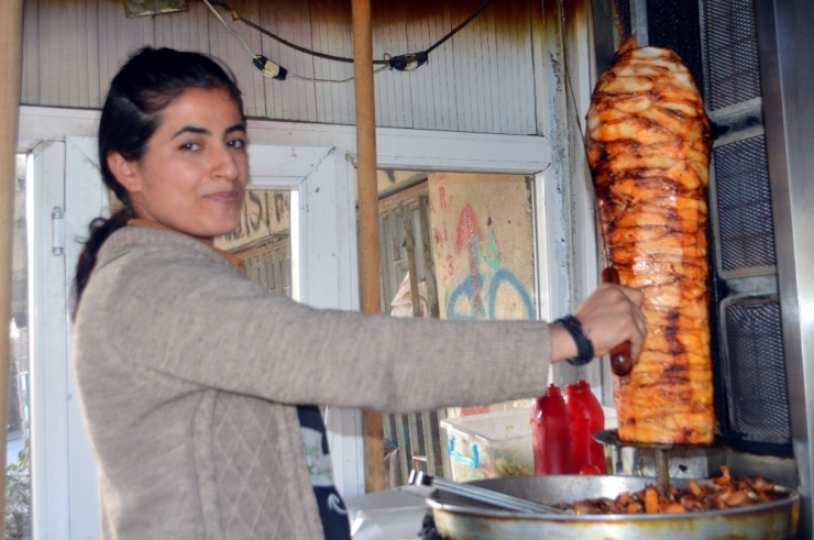 Mardinli Fazilet Hayata Döner Bıçağıyla Meydan Okuyor