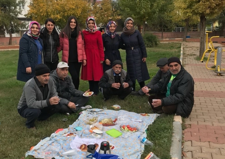 Ebelik Bölümü Öğrencilerinden Toplumsal Duyarlılık