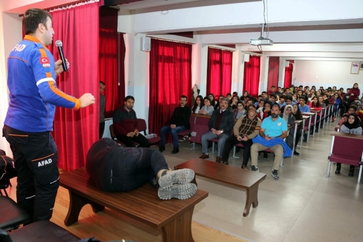 Afad Ve Türkuaz Doğa Sporları Arama Kurtarma Derneği Öğrencileri Bilgilendirdi