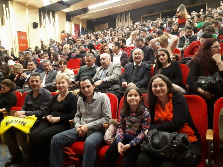 Şenlik Çıkmazı Oyunu İzleyicileri Büyüledi