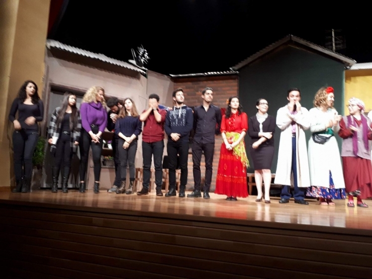 Şenlik Çıkmazı Oyunu İzleyicileri Büyüledi