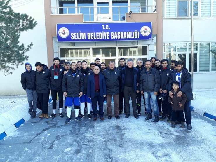Başkan Altun’a 36 Numaralı Forma Hediye Edildi
