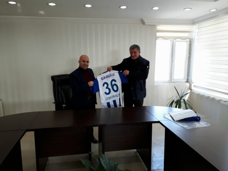 Başkan Altun’a 36 Numaralı Forma Hediye Edildi