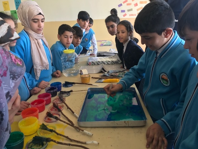 Bingöl’de Öğrenciler Boş Vakitlerini Ebru Sanatıyla Dolduruyor