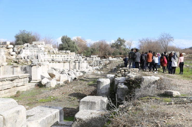 Arkeolog Adayları Stratonikeia Antik Kenti’ni Gezdi