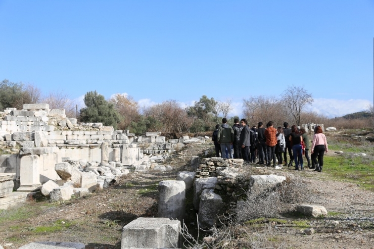 Arkeolog Adayları Stratonikeia Antik Kenti’ni Gezdi