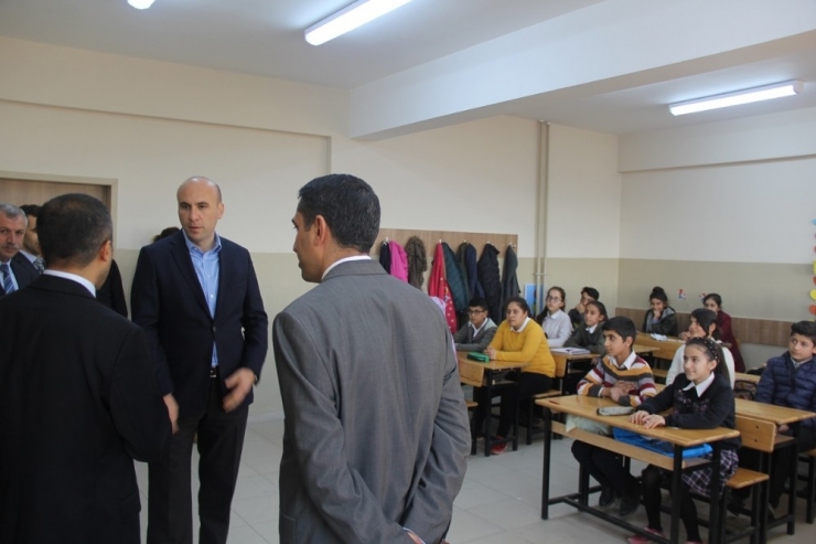 Kulp Belediyesi 495 Öğrenciye Spor Malzemesi Dağıttı