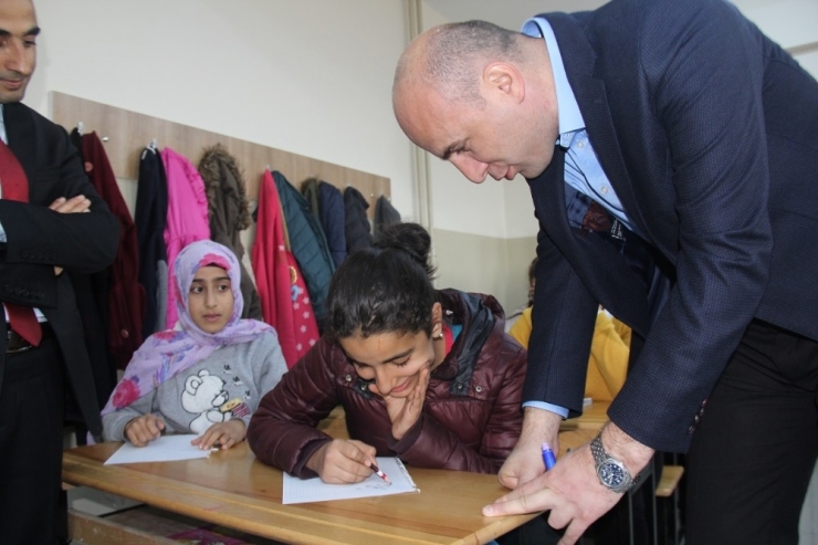 Kulp Belediyesi 495 Öğrenciye Spor Malzemesi Dağıttı