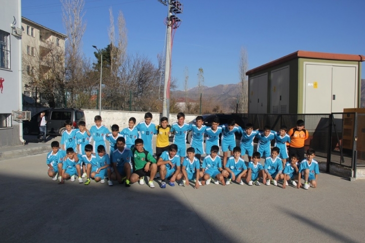 Kulp Belediyesi 495 Öğrenciye Spor Malzemesi Dağıttı