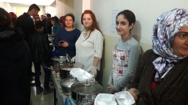 Hakkari’de Dar Gelirli Öğrenciler Yararına Kermes