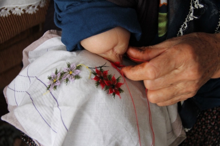 Tek Eliyle ‘İğneyle Kuyu Kazıyor’