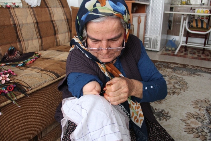 Tek Eliyle ‘İğneyle Kuyu Kazıyor’