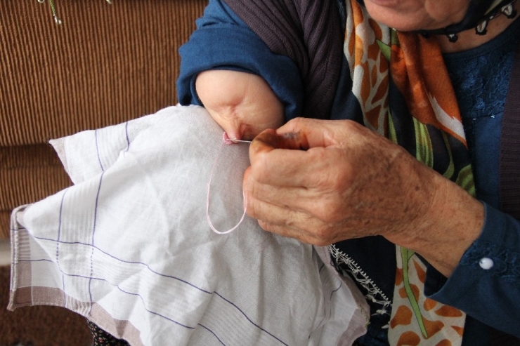 Tek Eliyle ‘İğneyle Kuyu Kazıyor’