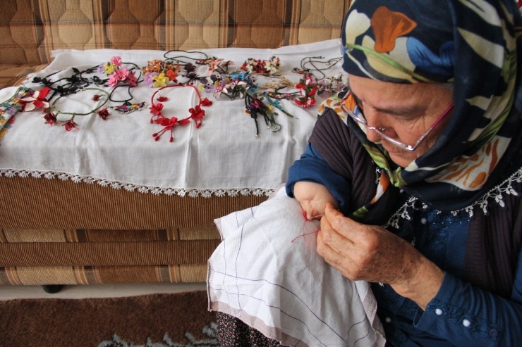 Tek Eliyle ‘İğneyle Kuyu Kazıyor’