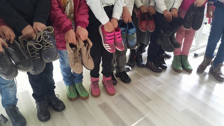 Siverek’te 100 Engelli Çocuğa Bot Dağıtımı