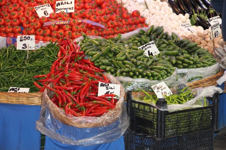 Pazarda Sebze Meyve Fiyatları El Yakıyor