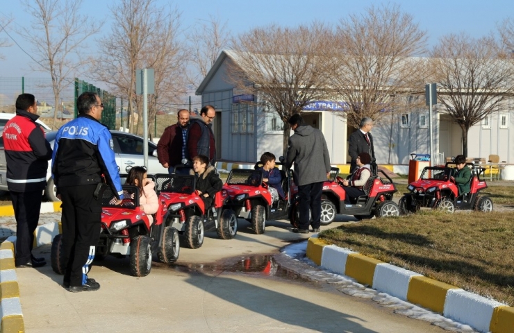 Minikler Hem Eğlendi Hem Trafik Kurallarını Öğrendi