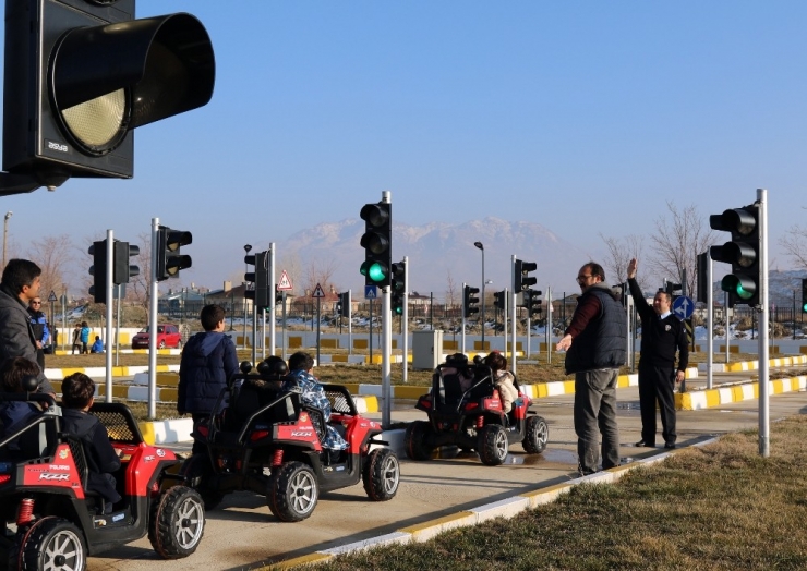 Minikler Hem Eğlendi Hem Trafik Kurallarını Öğrendi