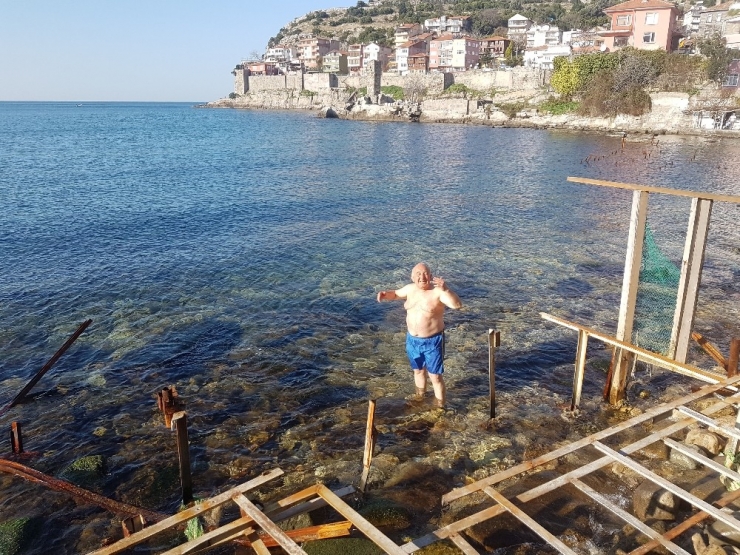 65 Yaşında Kar Kış Demeden Her Gün Denize Giriyor