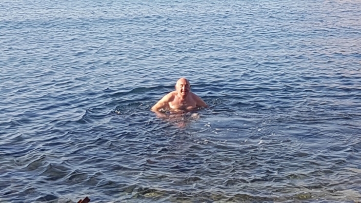 65 Yaşında Kar Kış Demeden Her Gün Denize Giriyor