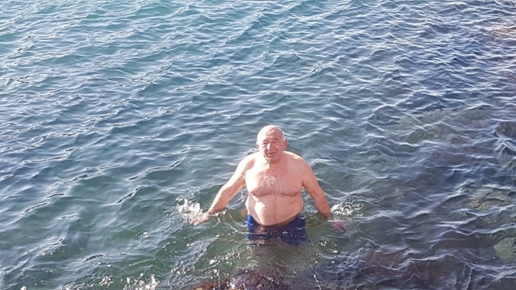 65 Yaşında Kar Kış Demeden Her Gün Denize Giriyor