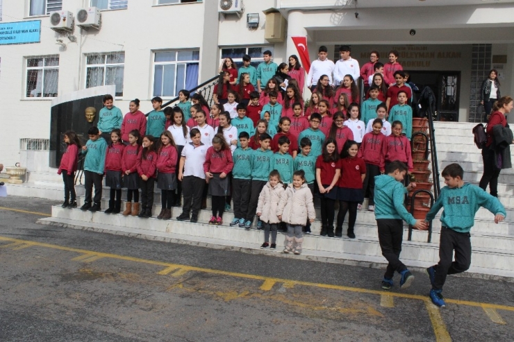 Bu Okulda 33 İkiz, Bir Üçüz Öğrenci Var