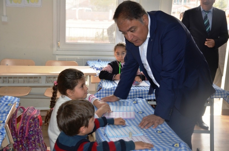 Türk Ve Suriyeli Öğrencilere Kırtasiye Seti Dağıtıldı