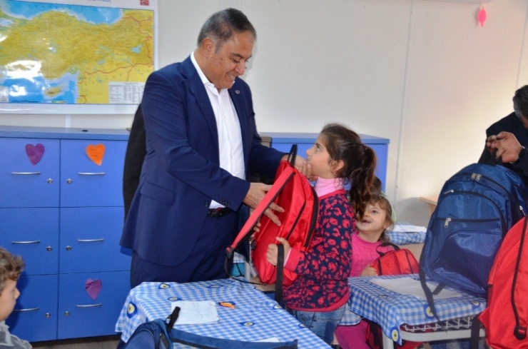 Türk Ve Suriyeli Öğrencilere Kırtasiye Seti Dağıtıldı