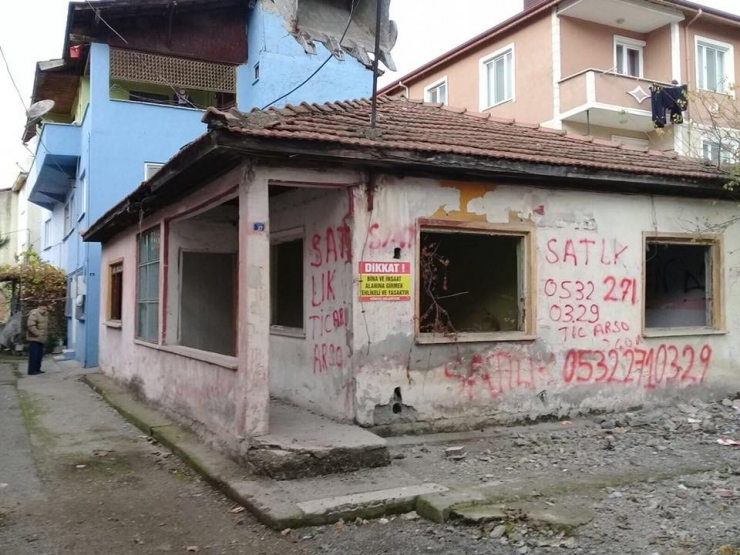 Körfez’de Metruk Binalar Yıkılıyor