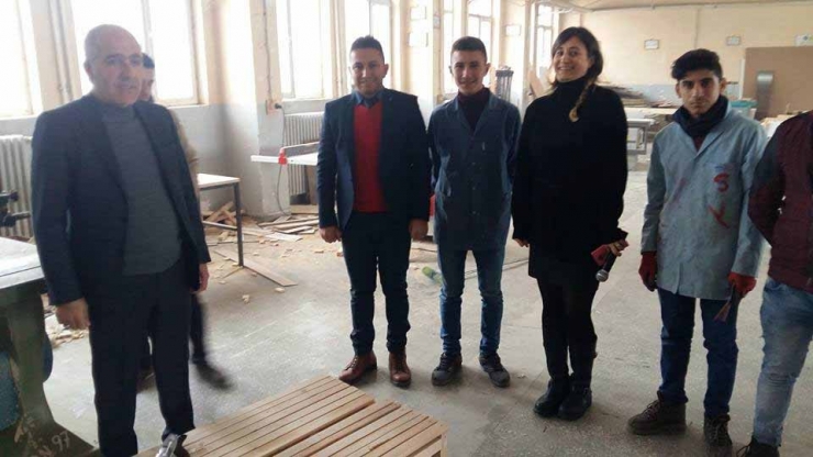Başkan Özen’den, Okulu Fabrikaya Dönüştüren Öğrencilere Ziyaret