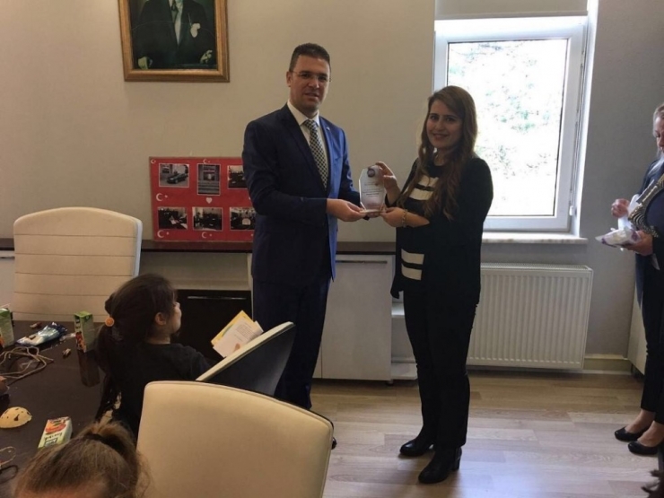 Anaokulu Öğrencilerinden Hendek Kaymakamı’na Ziyaret