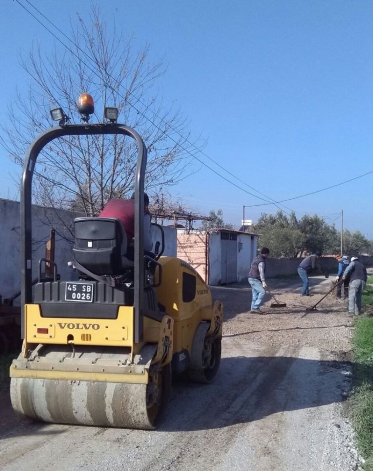 Saruhanlı’da Bozulan Yollara Bakım