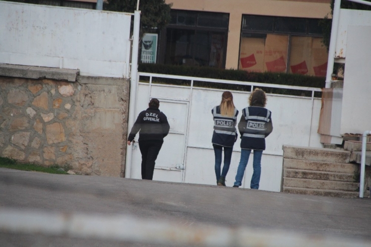 Seyirciler Maça Girebilmek İçin Dakikalarca Kapı Çaldılar