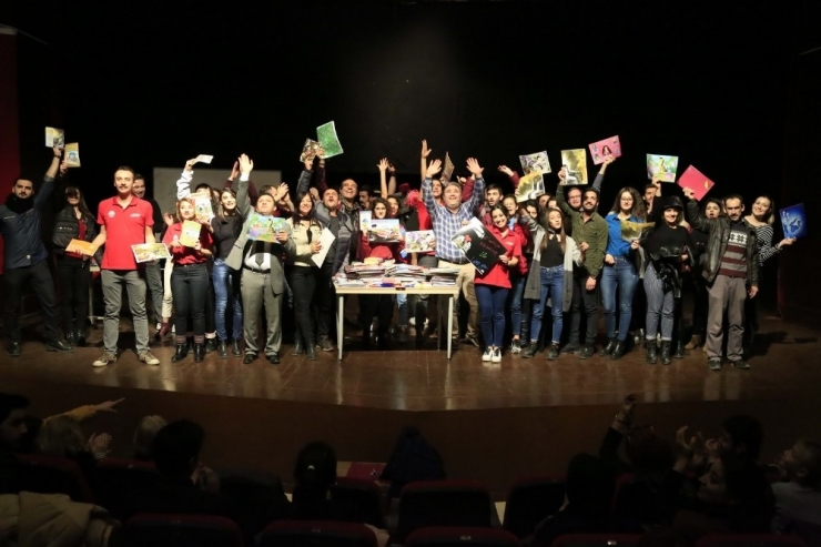 Tiyatro Oyunu Resim Defteri Ve Kitaba Dönüştü