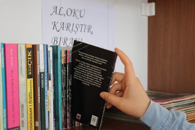 Otobüs Durakları Kütüphaneyle Donatılıyor