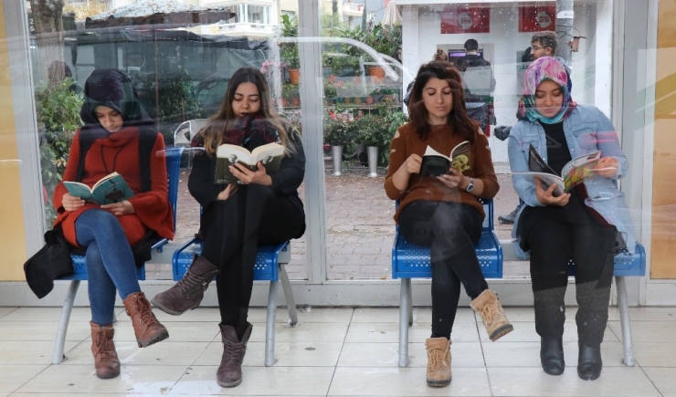Otobüs Durakları Kütüphaneyle Donatılıyor