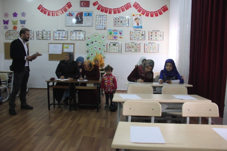 Suriyeliler "Türkçe" Öğrenerek Hayata Tutunuyor