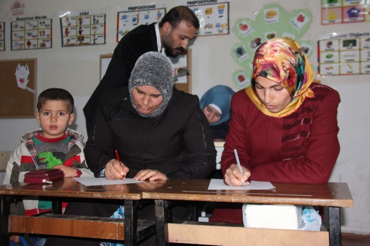 Suriyeliler "Türkçe" Öğrenerek Hayata Tutunuyor