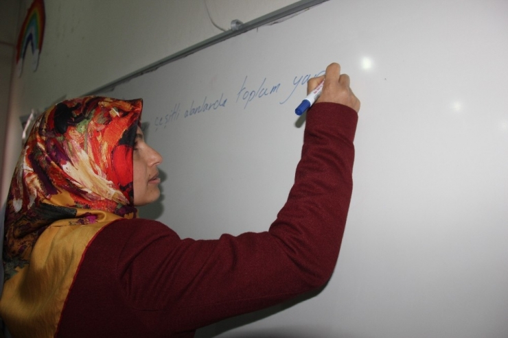 Suriyeliler "Türkçe" Öğrenerek Hayata Tutunuyor