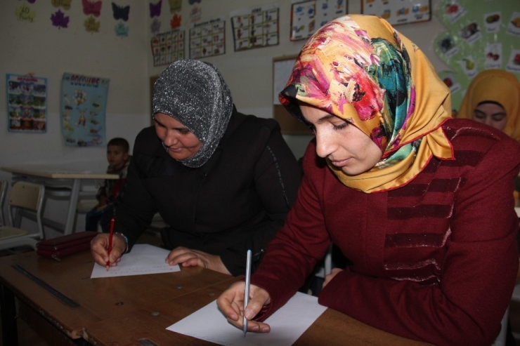 Suriyeliler "Türkçe" Öğrenerek Hayata Tutunuyor