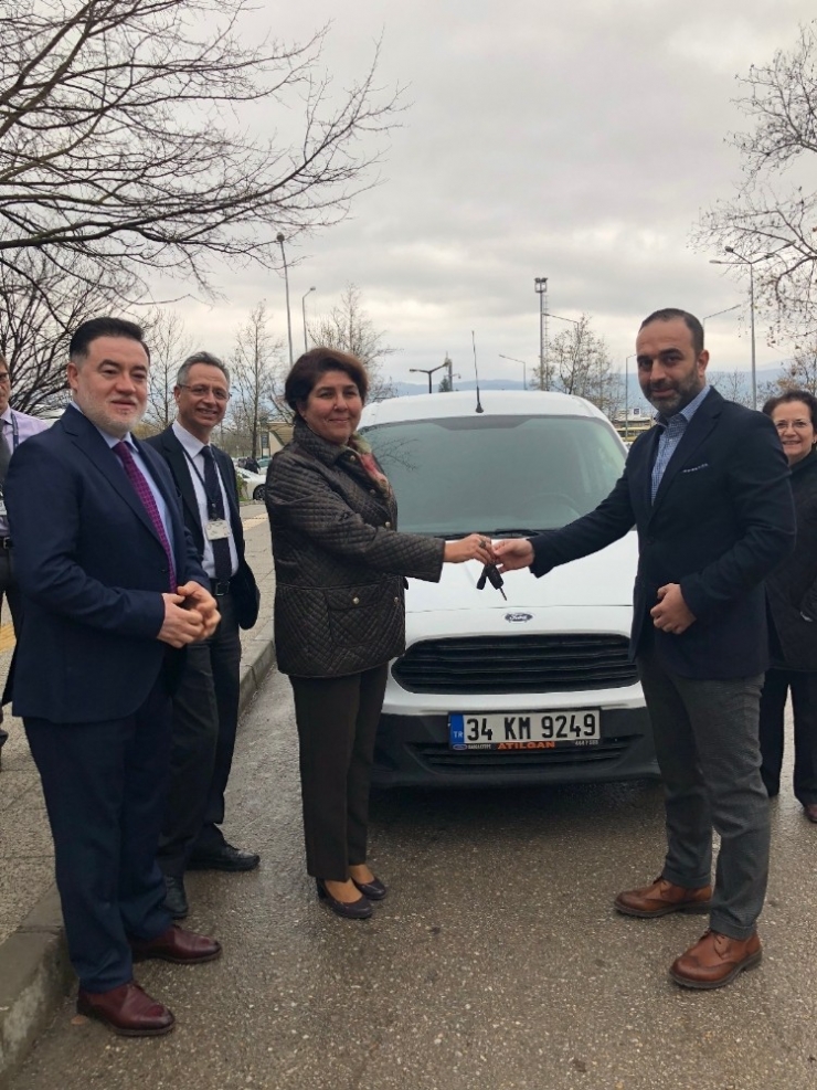 Çekilişle Kazandığı Sıfır Otomobili Hemofili Derneği’ne Bağışladı