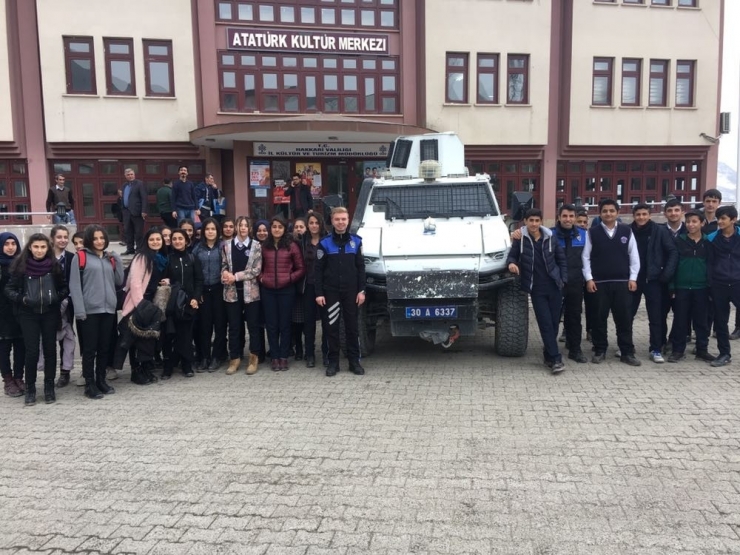 Hakkari’de Çocuklar İçin Sinema Etkinliği