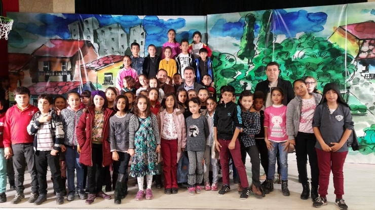 Kartepeli Minikler, Tezcan’ın Düşleri Adlı Oyunu İzledi