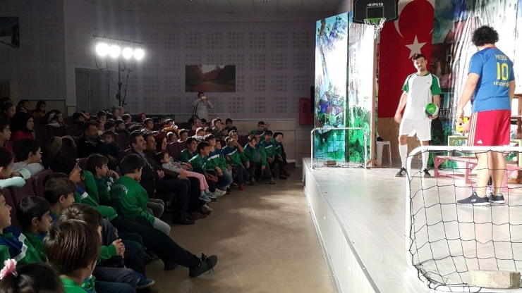 Kartepeli Minikler, Tezcan’ın Düşleri Adlı Oyunu İzledi