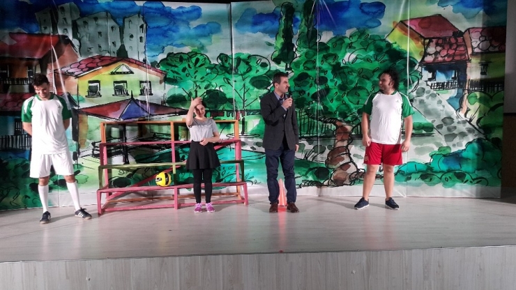 Kartepeli Minikler, Tezcan’ın Düşleri Adlı Oyunu İzledi