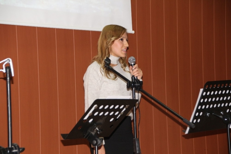 Üniversitelilerden Şiir Ve Müzik Dinletisi