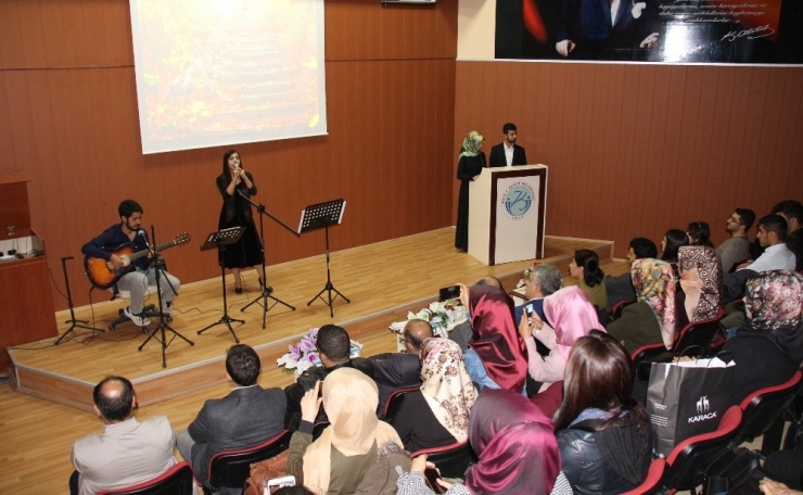 Üniversitelilerden Şiir Ve Müzik Dinletisi