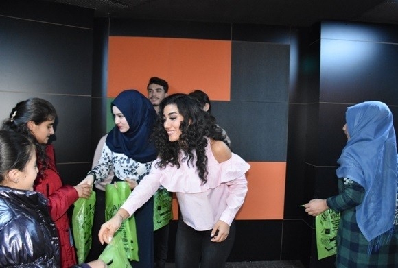 Köy Okulunda Okuyan Çocukların Sinema Heyecanı