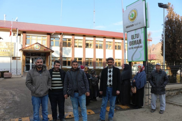 İşçiler Soğuk Havada Dışarıda Bekliyorlar