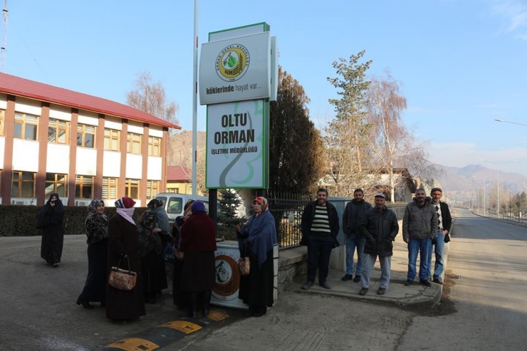 İşçiler Soğuk Havada Dışarıda Bekliyorlar